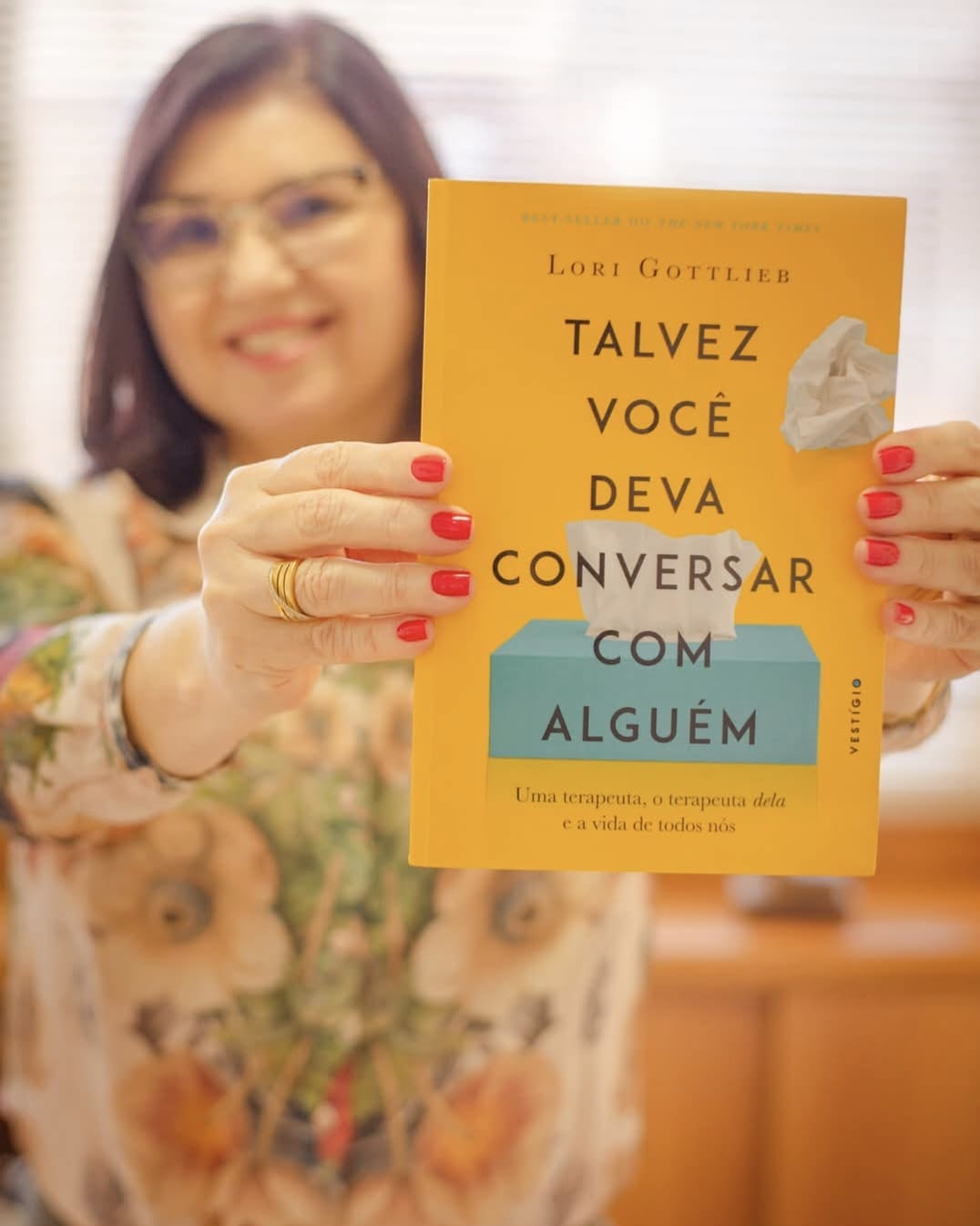 Patrícia Mesquita Goulart segurando o livro 'Talvez você deva conversar com alguém'